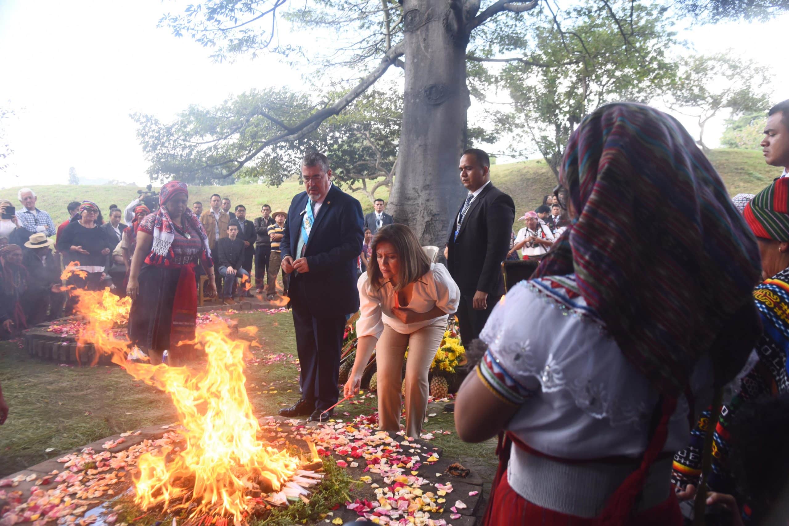 bernardo-arevalo-karin-herrera-ceremonia-maya-emisoras-unidas2 | 