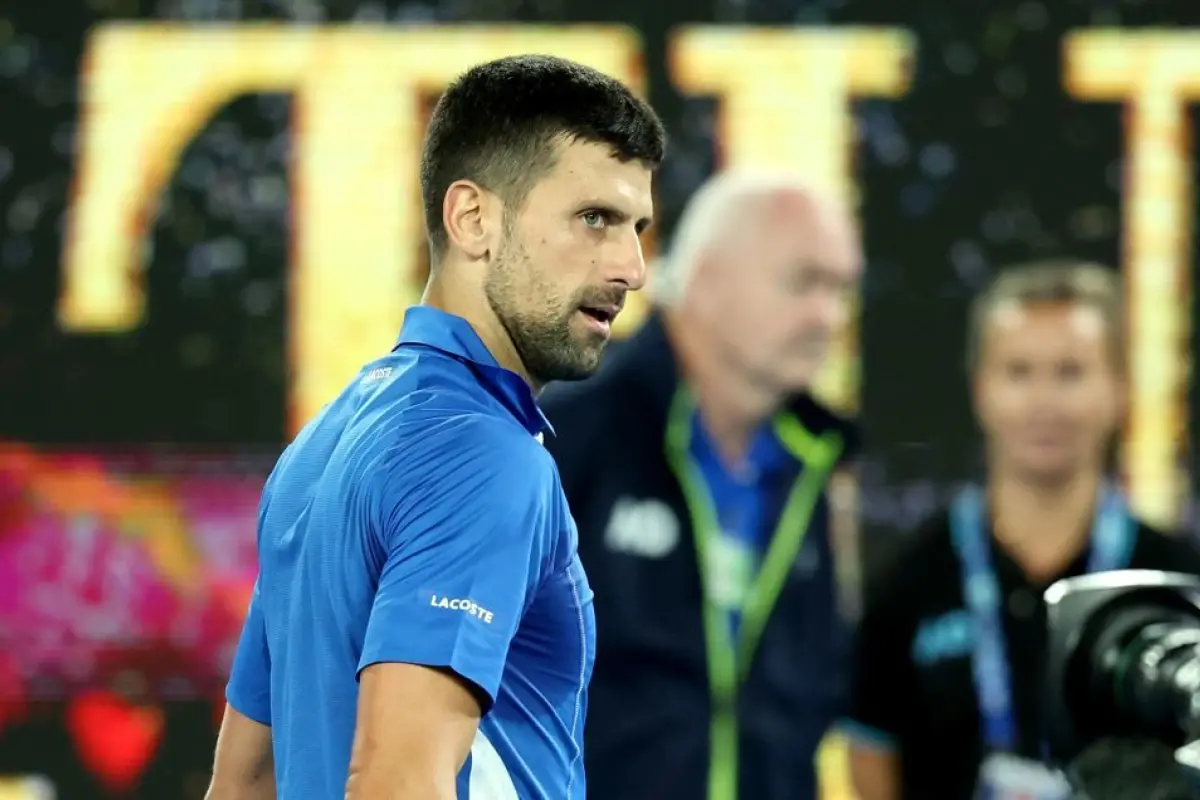 novak-djokovic-encara-a-aficionado-en-el-australian-open-enero-2024.jpg, 