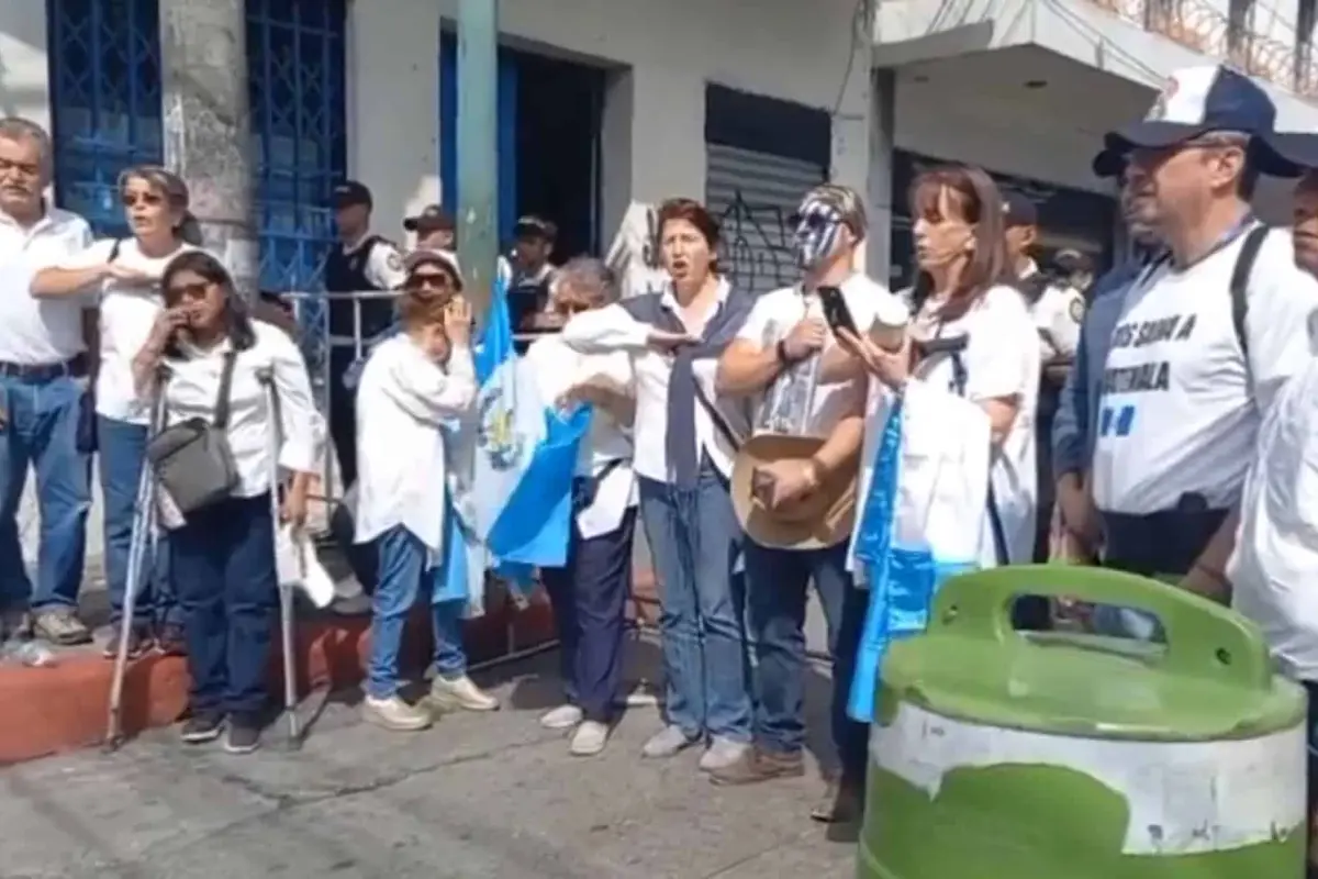 Manifestantes protestan en contra de Arévalo - EU, 