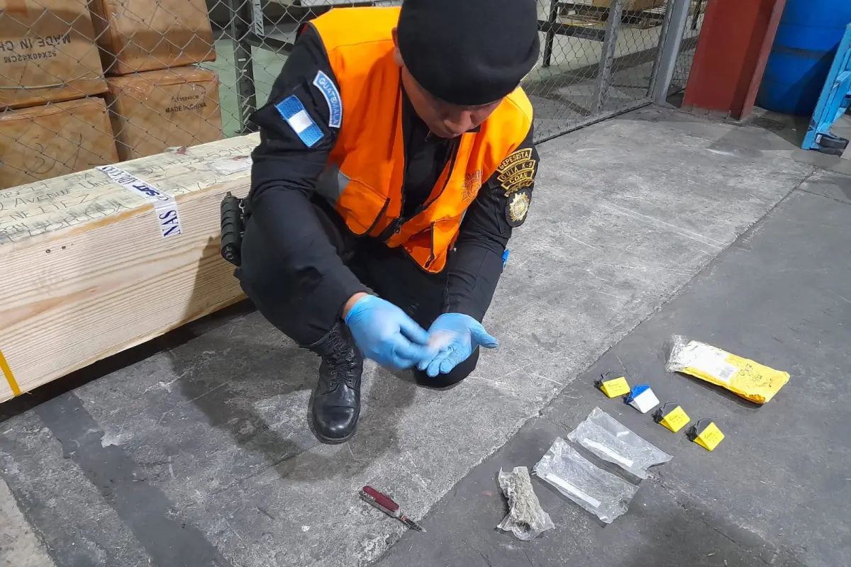 Inspeccionan-el-contenido-de-dos-sobres-en-la-bodega-de-encomiendas-del-aeropuerto-internacional-la-aurora.jpeg, 