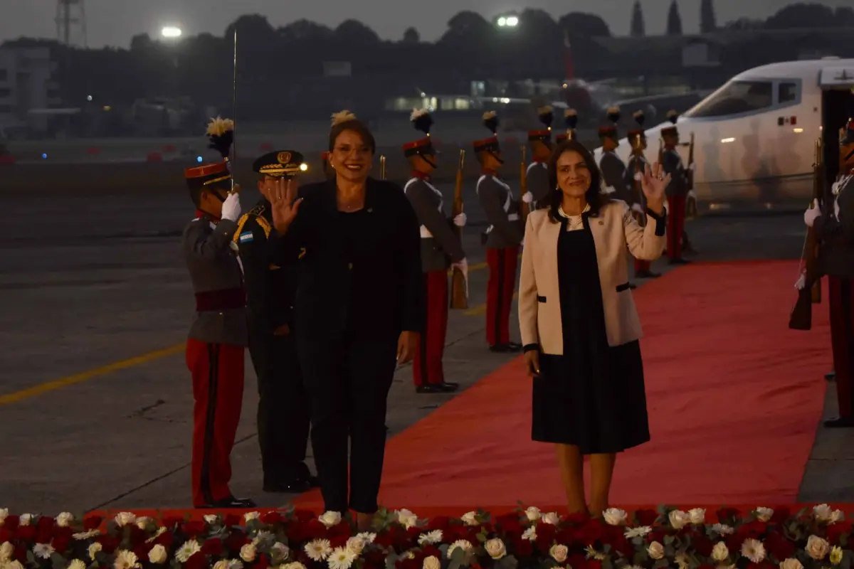 Xiomara Castro arriba a Guatemala, 