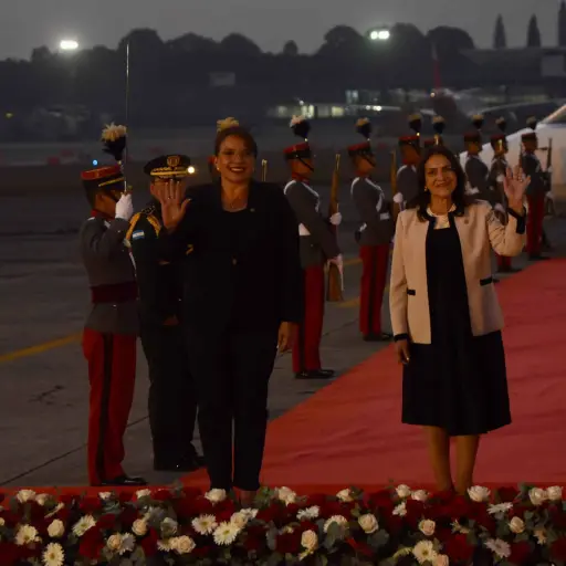 Xiomara Castro arriba a Guatemala ,