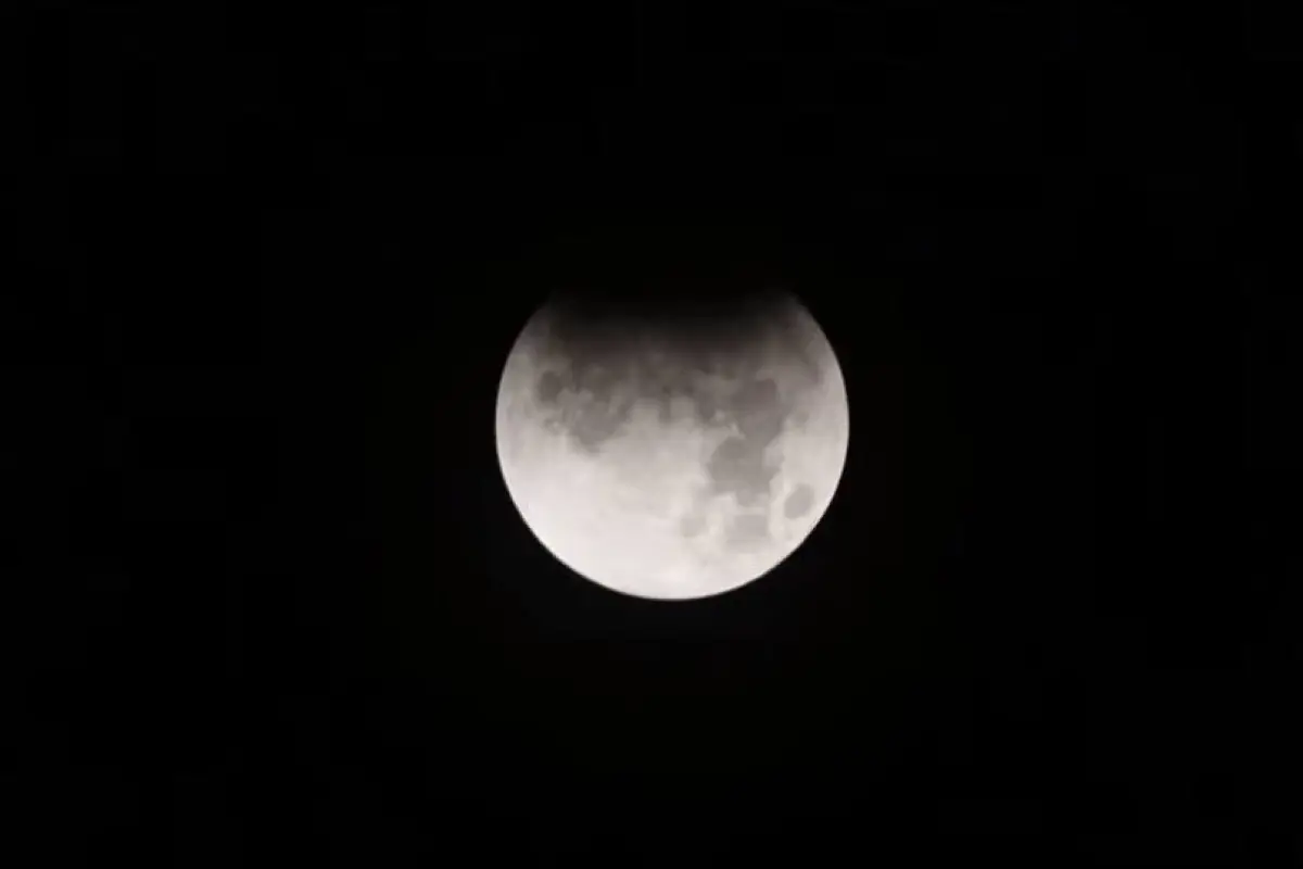 video-asi-se-vio-eclipse-lunar-parcial-19-noviembre-2021-emisoras-unidas.png, 