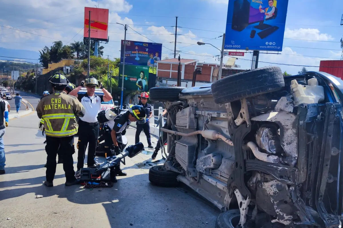 Carro accidentado en Mixco, 