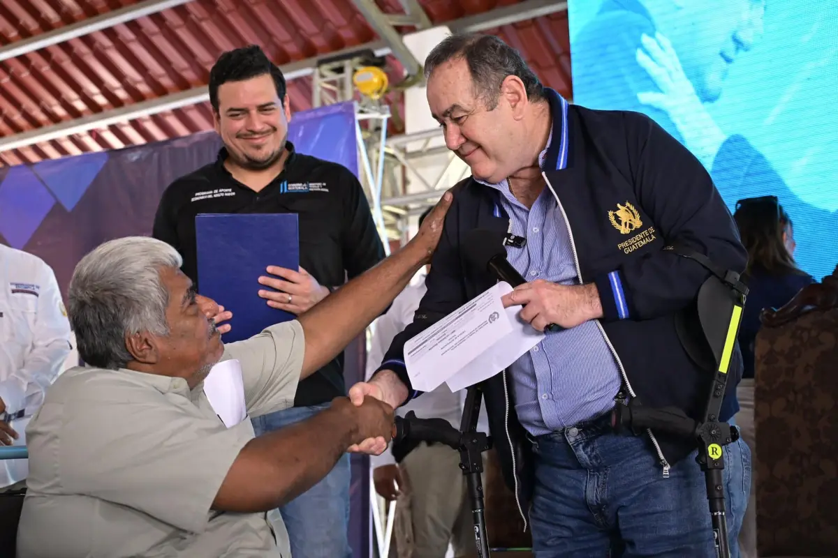 Presidente Alejandro Giammattei entrega certificaciones del programa del adulto mayor, 