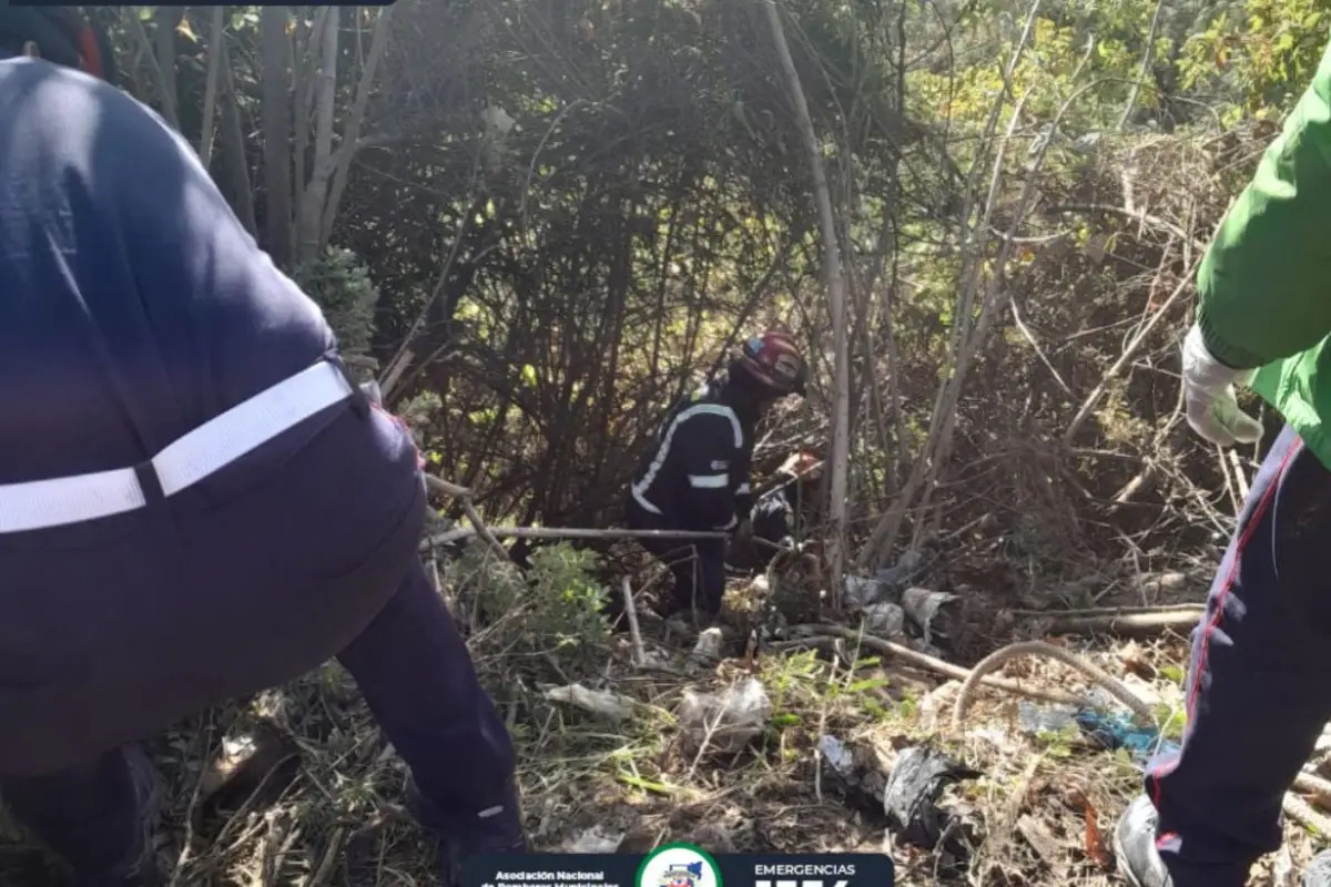 esfuerzos de bomberos en barranco, 