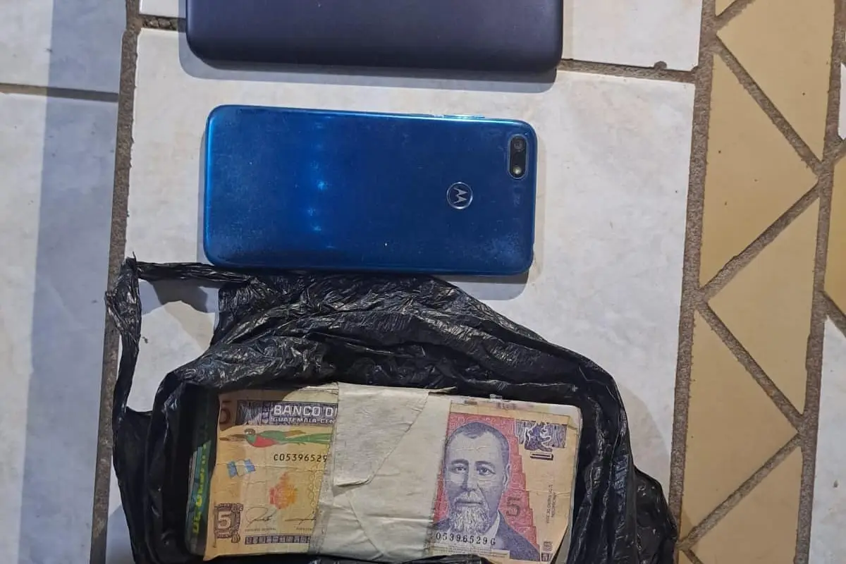 PAQUETE incautado y celulares tras operativo en Santa Rosa, por captura de menor que recogía dinero producto de una extorsión, 