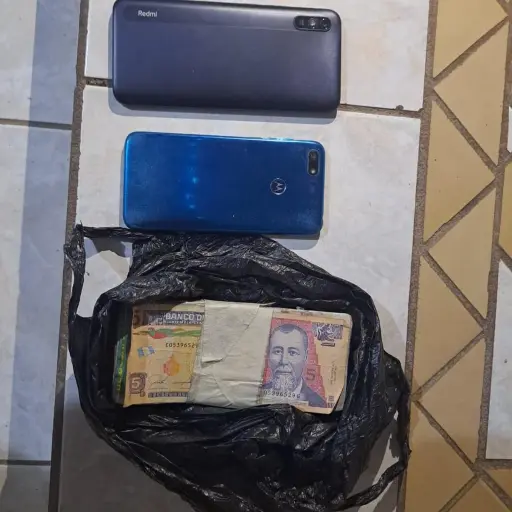 PAQUETE incautado y celulares tras operativo en Santa Rosa, por captura de menor que recogía dinero producto de una extorsión ,