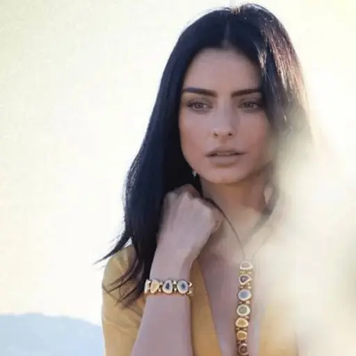 Aislinn Derbez ,