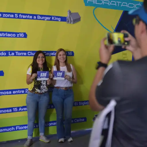 Corredores acuden por su acreditación. Foto: Alejandro García.