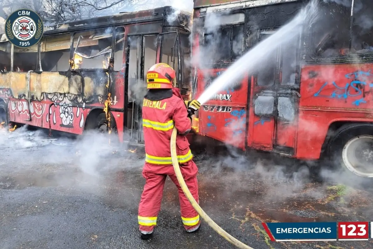 indendio de dos buses en calzada san juan 2, 