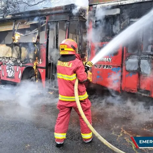 indendio de dos buses en calzada san juan 2 ,