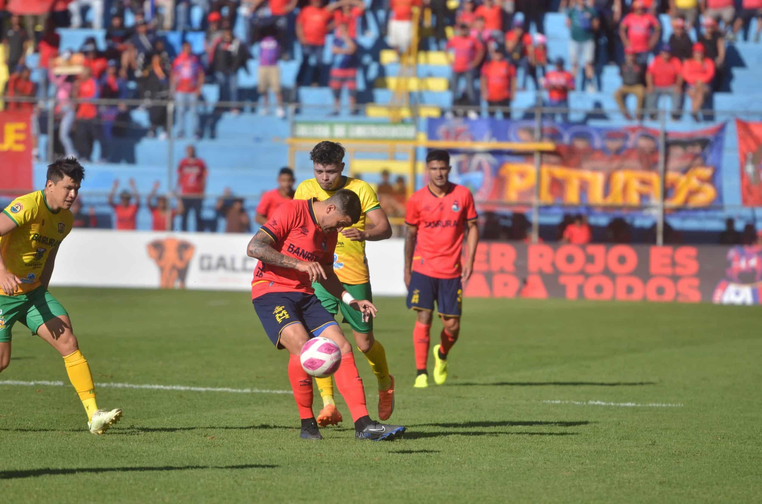 Partido entre Municipal y Guastatoya por la primera jornada del Clausura 2024 | 