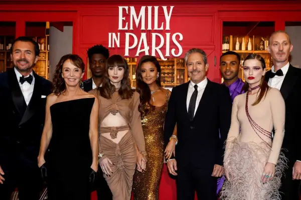 Un personaje principal de Emily en París dice adiós para siempre