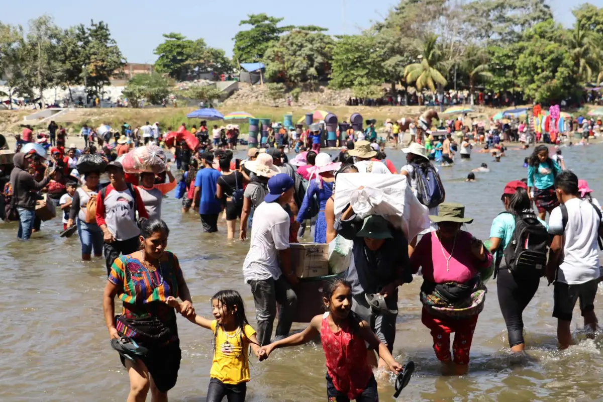 Guatemaltecos cruzan el río Suchiate este viernes, en ciudad Hidalgo en el estado de Chiapas (México). Foto: EFE