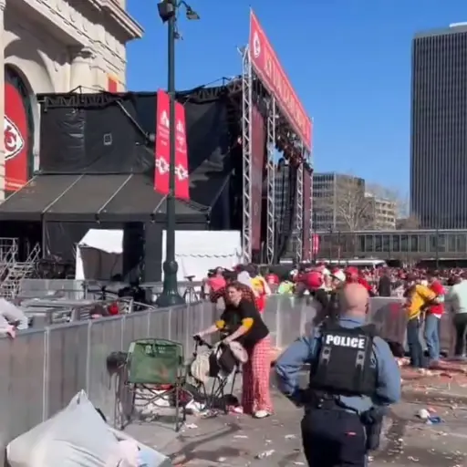 Festejo de los Kansas City Chiefs se ve empañado por un tiroteo ,