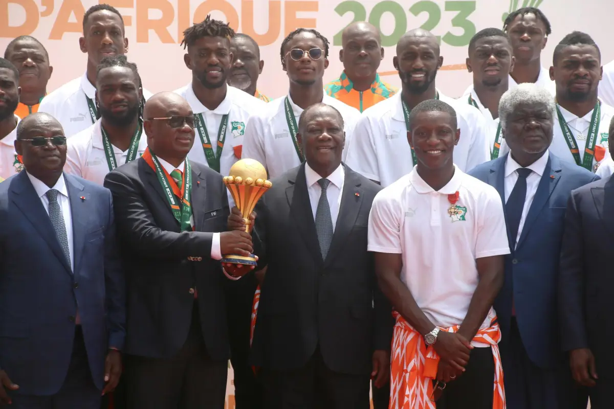 presidente-de-csta-de-marfil-entrega-premios-a-campeones-de-copa-africana-de-naciones-febrero-2024.jpg, 