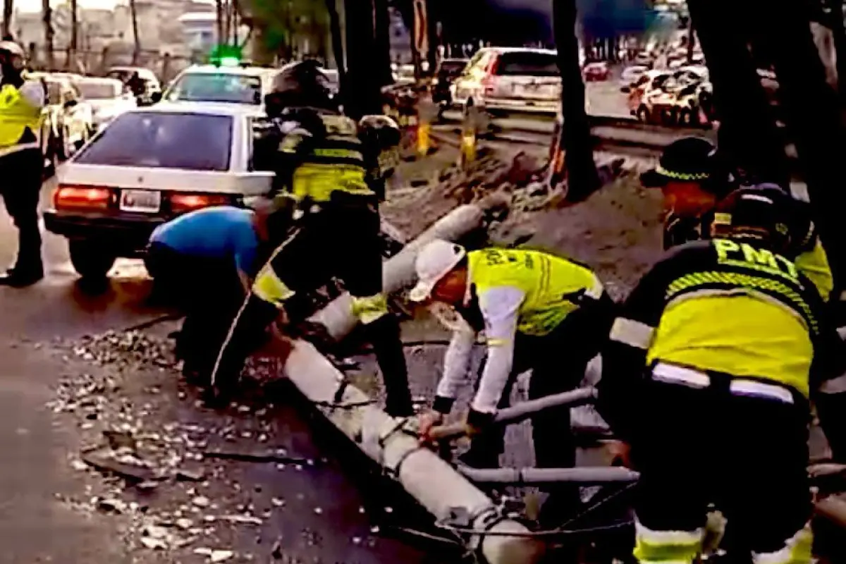 Poste derribado en el Periférico, 