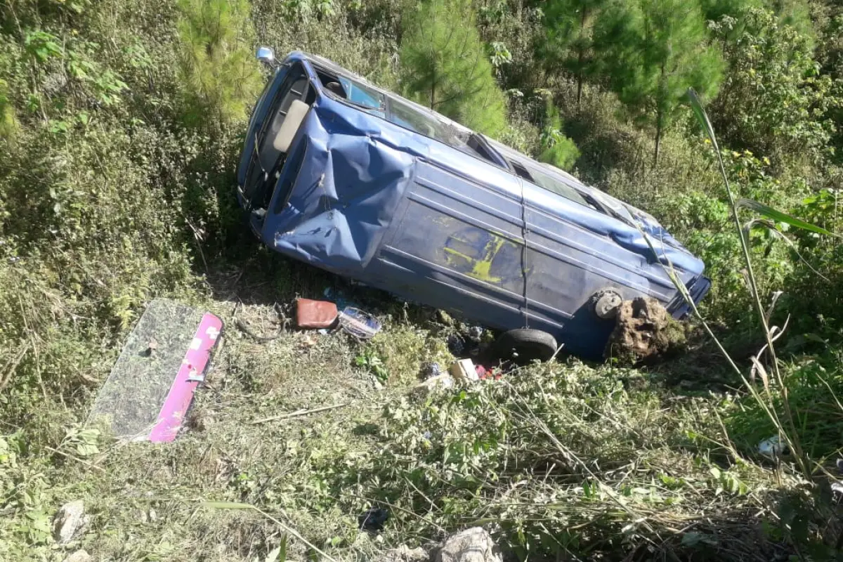 microbús cae al fondo de un barranco dejando 8 heridos, 