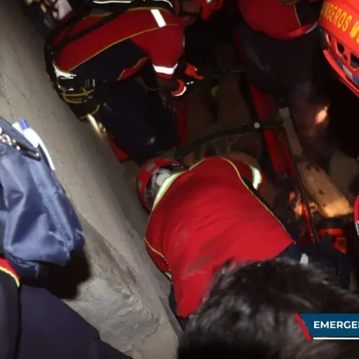 Rescatan a dos personas que cayeron a un pozo ,