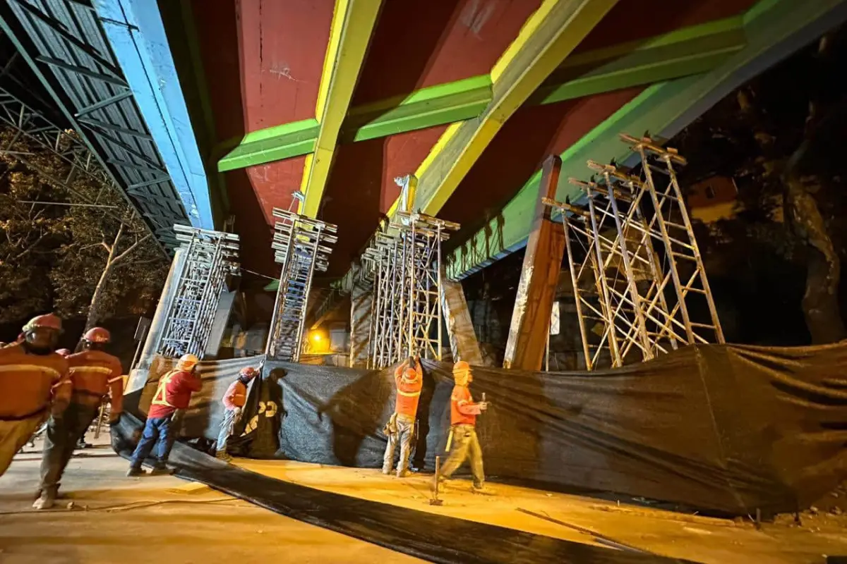 Cuadrillas de trabajadores se emplean de noche y de día en el puente. Foto: Archivo. 