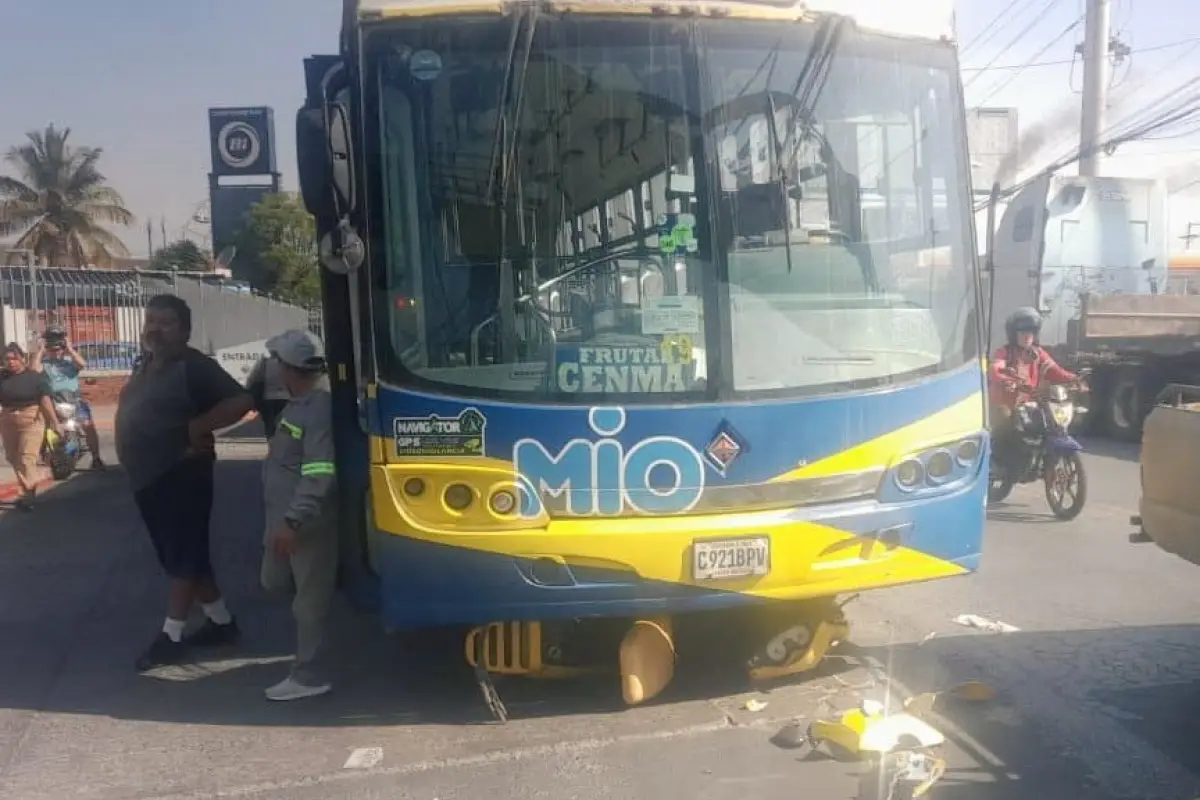 accidente de motocicleta y bus en El Frutal, 