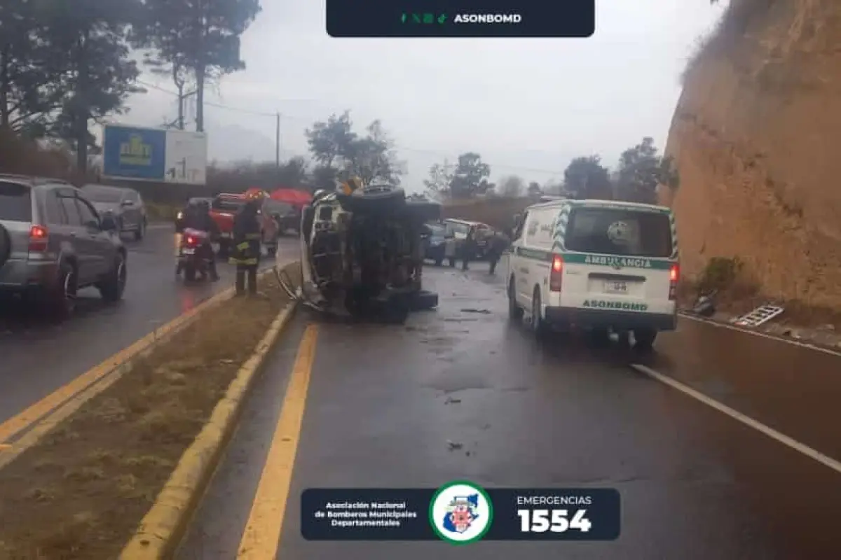 Carro volcó en la ruta Interamericana por el asfalto mojado. Foto: Bomberos Municipales Departamentales.