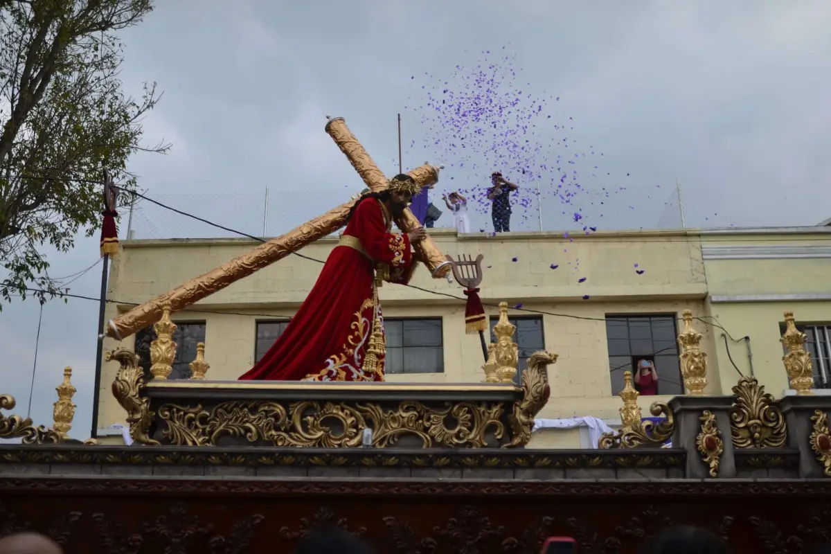 Fieles lanzan flores al anda procesional. Foto: Alejandro García.