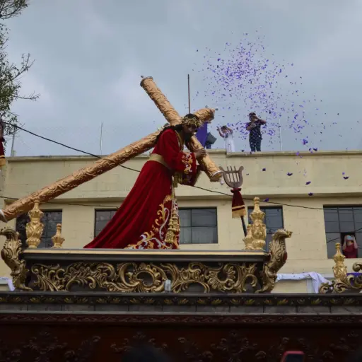 Fieles lanzan flores al anda procesional. Foto: Alejandro García.