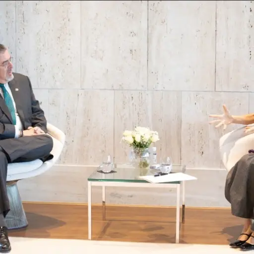 Arévalo se reunió con la directora general de la Unesco, Audrey Azoulay. Foto: Unesco