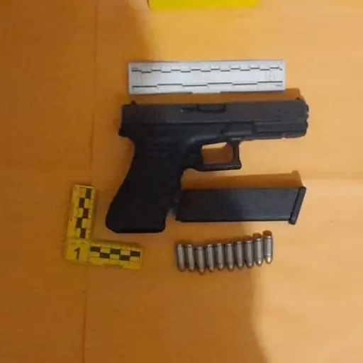 arma decomisada en gesto heroico ,