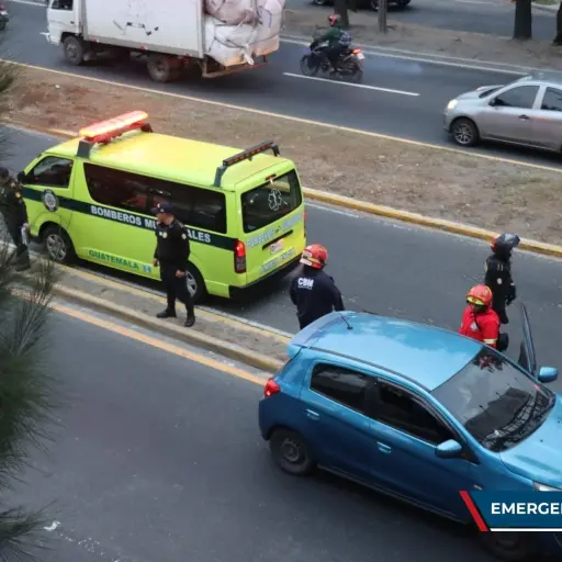 Un hombre murió dentro de un vehículo tras un ataque armado en El Periférico. Foto: Bomberos Municipales