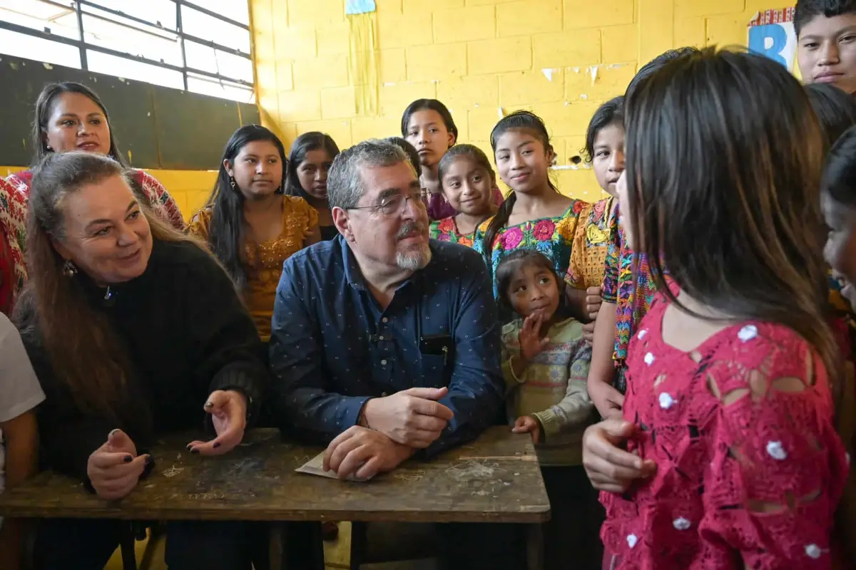 Presidente Bernardo Arévalo foto gobierno en escuelas, 