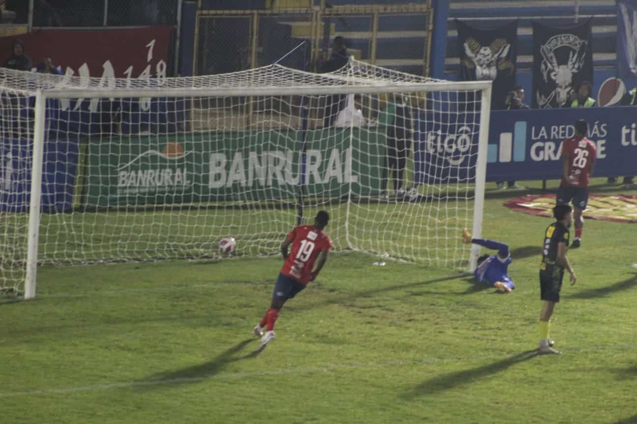 Celebración de Elmer Cardoza ante Xinabajul | 