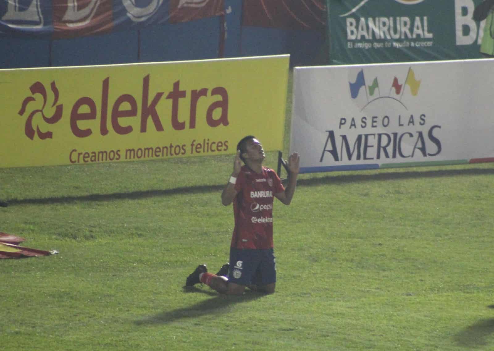 Celebración de Elmer Cardoza ante Xinabajul | 