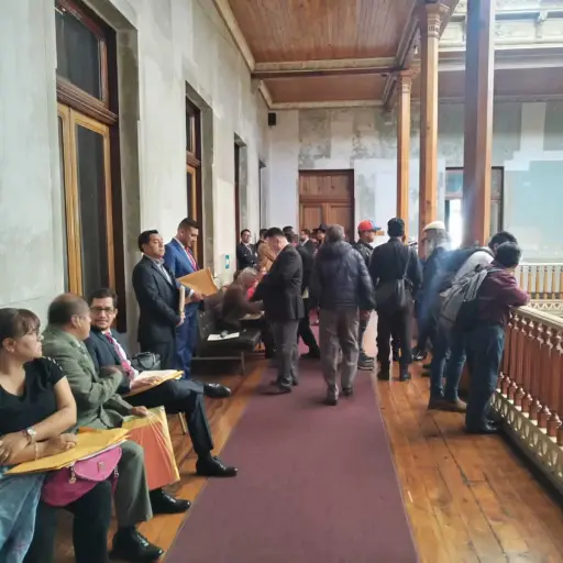 Ciudadanos acuden a Gobernación Departamental de Quetzaltenango para entregar papelería como candidatos a gobernador. Foto: EU Xela 