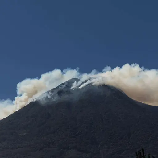 Un helicóptero trabaja en el control de un incendio forestal en el Volcán de Agua, cerca de Antigua Guatemala. Foto: EFE