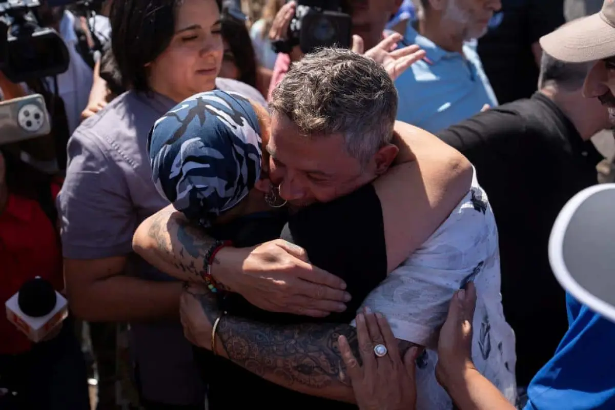 Alejandro Sanz visita la zona cero de los incendios de Valparaiso y pide "más manos" para su reconstrucción