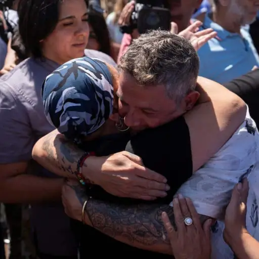 Alejandro Sanz visita la zona cero de los incendios de Valparaiso y pide 