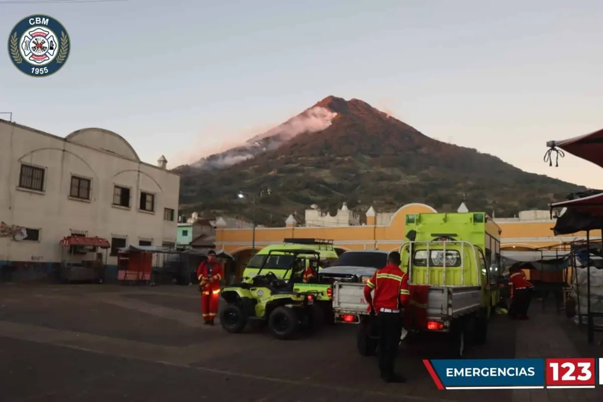 Trabajos para apagar el incendio del volcán de Agua, 