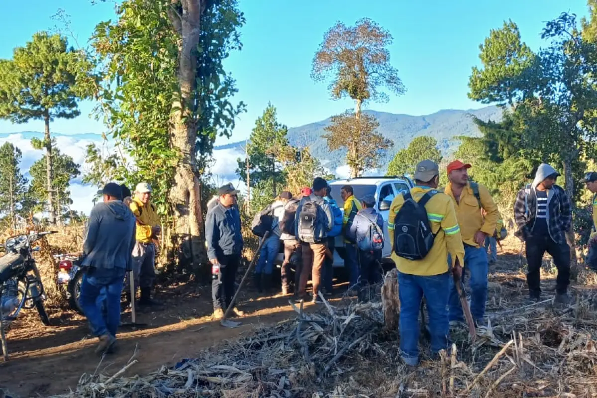 Brigadistas trabajan en controlar el incendio forestal en las faldas del volcán de Agua, 