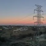 Reportan fallas en servicio de energía en varios sectores por vientos intensost