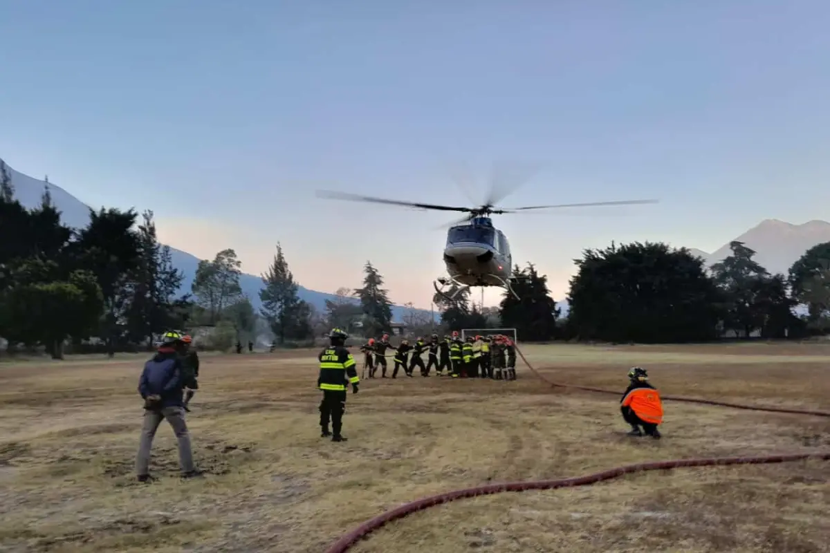 Bomberos forestales trabajan para apagar incendios 2, 