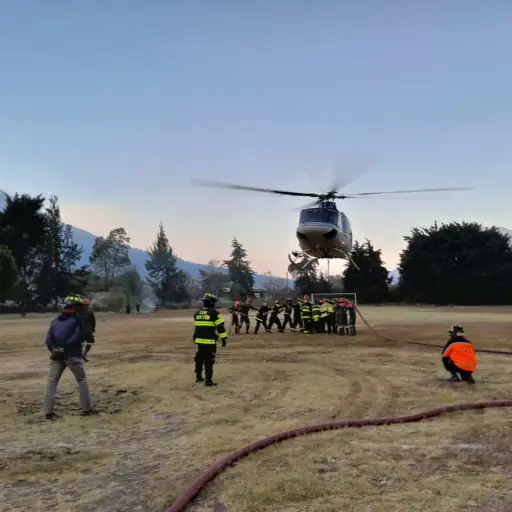 Bomberos forestales trabajan para apagar incendios 2 ,