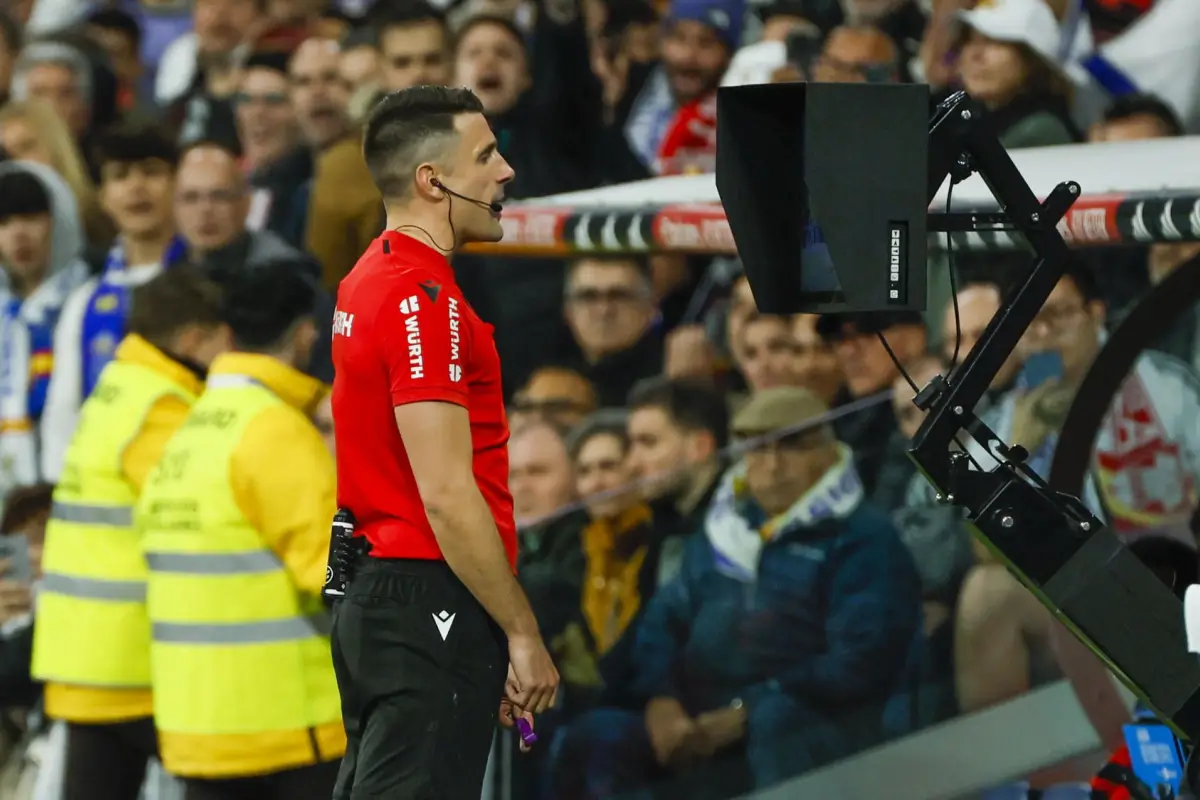 arbitro-isidro-diaz-de-mera-lesionado-en-el-real-madrid-sevilla-febrero-2024-6.jpg, 