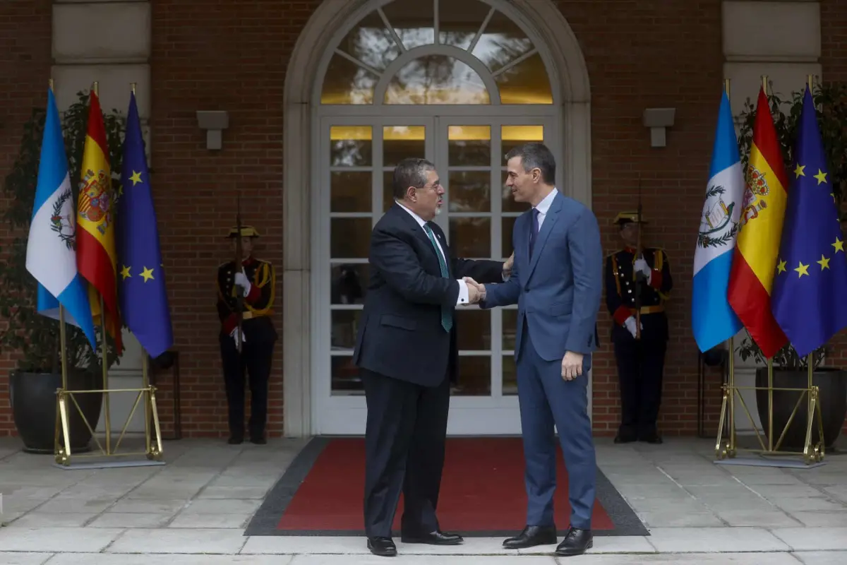 El presidente del Gobierno español, Pedro Sánchez, recibió al presidente Arévalo en el Palacio de la Moncloa. Foto: EFE