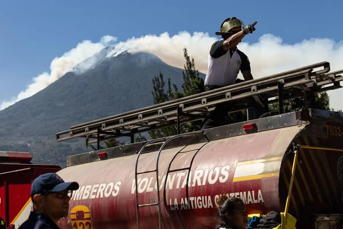 combate-incendios-forestales-volcan-agua-guatemala-febrero-2024.jpg, 