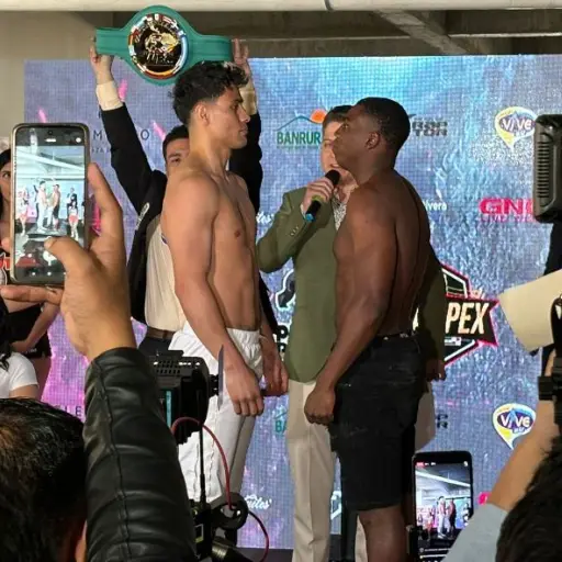 Hooters Comercial Lester Martínez ,