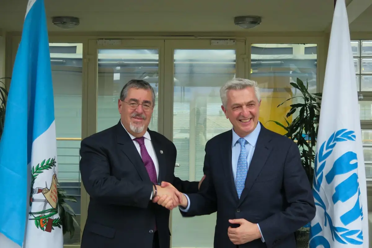 El presidente de Guatemala, Bernardo Arévalo de León (i), y el alto comisionado de la ONU para los Refugiados, Filippo Grandi. Foto: EFE