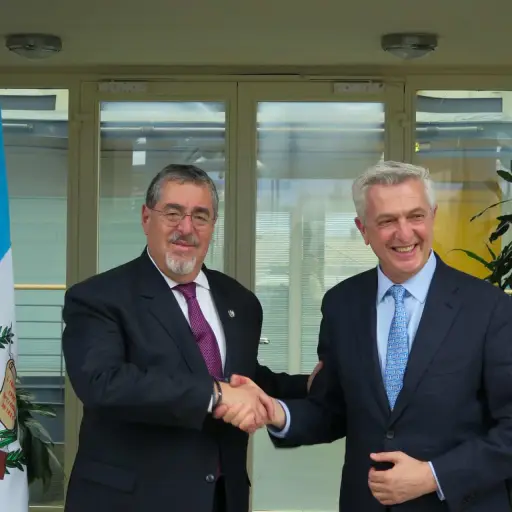 El presidente de Guatemala, Bernardo Arévalo de León (i), y el alto comisionado de la ONU para los Refugiados, Filippo Grandi. Foto: EFE
